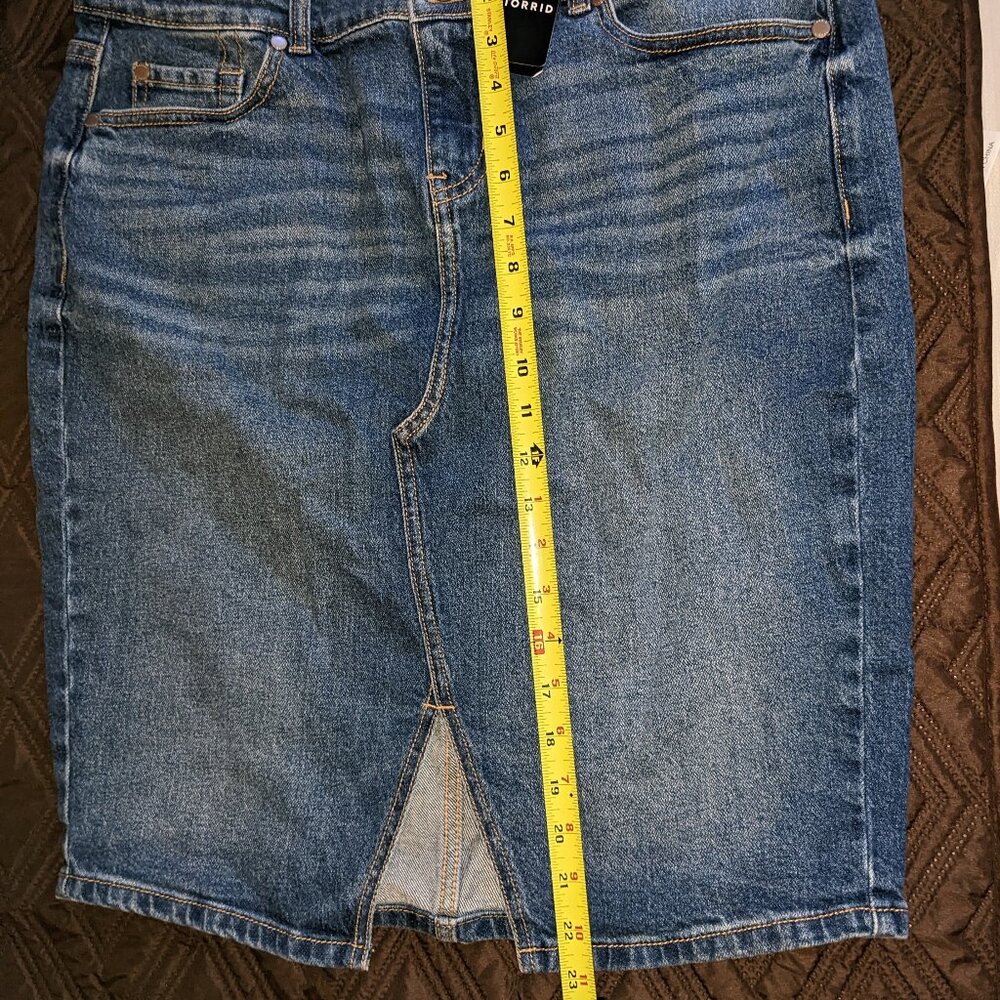 NWT Torrid Denim Front Slit Skirt Sz 12